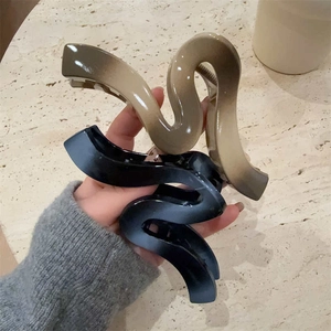 Large Wave Hair Claw Clip Resin S-Curve Gradient Color Shark Clip For Women Thick Hair Styling Daily Accessories