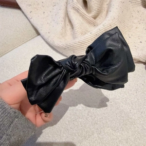 Pince à cheveux élégante avec grand nœud en cuir noir pour coiffures à la française