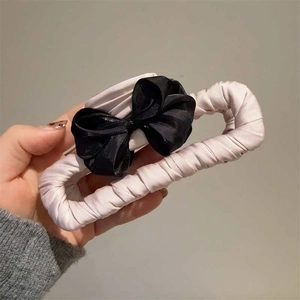Elegante pinza de satén lavanda para el pelo con un delicado lazo de gasa negra