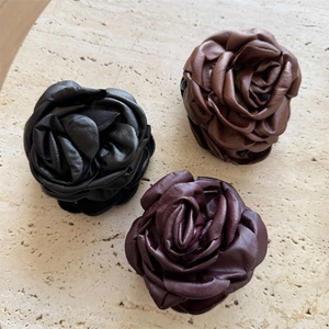 Vintage 3D Leather Rose Flower Hair Claw Clip For Women Elegant Handmade Camellia Hair Grip Party Hair Accessories