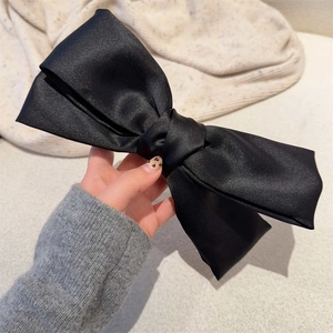 Grande pince à cheveux élégante en satin noir avec double nœud pour soirées chics