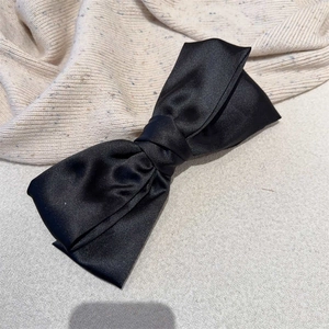 Barrette à cheveux élégante en satin noir avec grand nœud et finition satinée luxueuse
