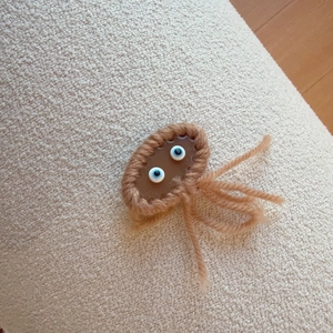 Funny crochet jellyfish BB hair clip with brown resin base and cartoon eyes for women