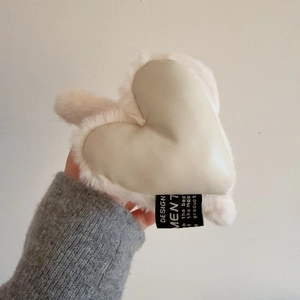 Grande pince à cheveux cœur en peluche beige et similicuir pour cheveux épais
