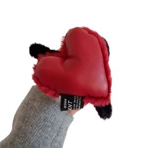 Pince à cheveux en peluche en forme de cœur rouge avec étiquette design sur fond blanc