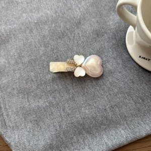 Fermaglio per capelli con cuore rosa pastello e fiocco di strass su maglia morbida
