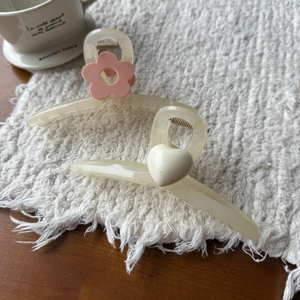 Detail van elegante haarklemmen van 13cm van acetaat met roze bloemen en witte harten