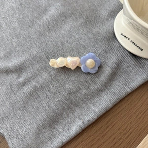 Molletta per capelli a fiori in acrilico con perle a cuore su sfondo lavorato