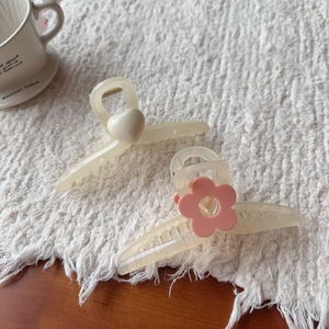 Detailweergave van de 13cm haarklem met crème hart en roze bloem haaraccessoires set
