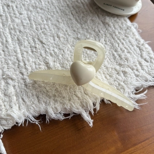Elegante 13cm crèmewitte haarklem met hart voor dames gemaakt van duurzaam acrylmateriaal