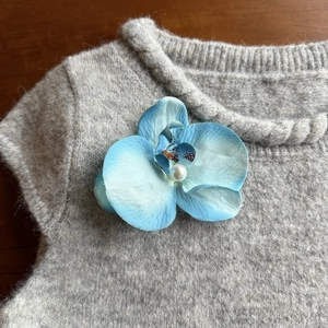 Elegant gradient blue orchid hair clip with white pearl detail for a tropical beach vacation