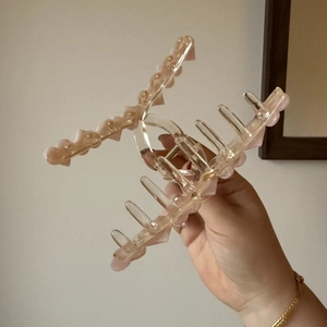 Pinza per capelli rosa traslucida a forma di cuore con decorazioni triangolari chic