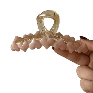 Molletta per capelli in resina ambrata con cuori rosa per acconciature eleganti