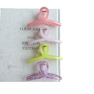 Lot de quatre grandes pinces à cheveux en acrylique rose pastel, violet et jaune