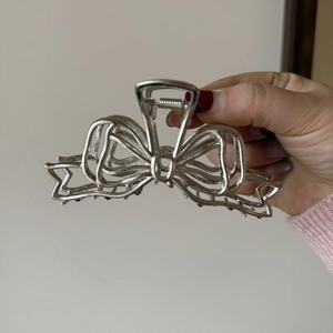 Pince à Cheveux Papillon Évidée Irrégulière à la Mode Style Métal Liquide Épingle à Cheveux en Alliage d'Argent pour Femme