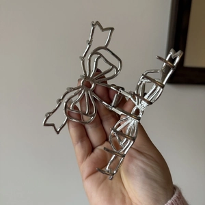 Pince à cheveux papillon en métal argenté brillant avec design ajouré créatif