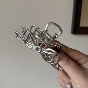 Pince à cheveux papillon évidée en métal argenté brillant au design irrégulier ins