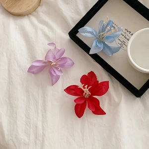Barrettes à fleurs de magnolia en tissu bleu, violet et rouge pour un style printanier