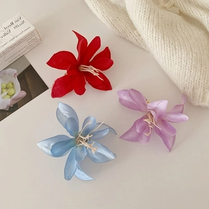 Trois barrettes fleurs de magnolia élégantes en rouge, bleu et violet pour le printemps
