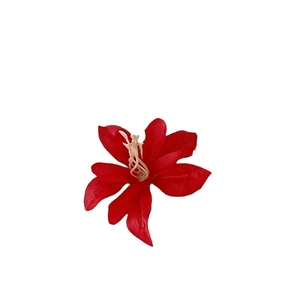 Pince à cheveux fleur de magnolia en soie rouge élégante avec pistil réaliste