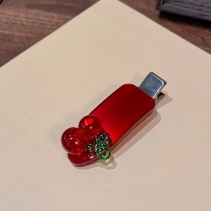 Schicke Kirsch-Haarspange mit roten 3D-Früchten und grünen Blättern auf Entenschnabelclip