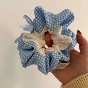 Chouchou à carreaux bleus avec bordure en dentelle blanche et nœud en satin doux