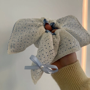Chouchou en dentelle à pois bleus et perle blanche pour une coiffure douce et chic