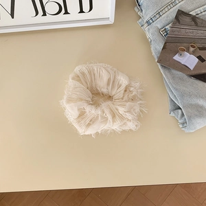 Elastico per capelli oversize plissettato color crema con bordi sfrangiati in stile