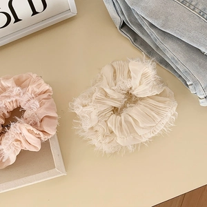 Elastici arricciati rosa e beige con frange a piuma per code di cavallo alte