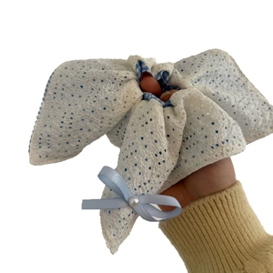 Chouchou en dentelle blanche avec pois bleus et perle pour coiffure élégante de femme
