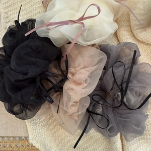 Vue détaillée de chouchous géants en organza en noir, crème, rose nude et gris fumé