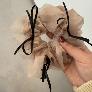 Chouchou géant en organza champagne orné de trois nœuds en ruban noir style ballet