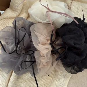 Lot de quatre chouchous en organza avec longs rubans en gris blanc beige et noir