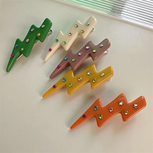 Detail von bunten Haarklammern in Blitzform mit funkelnden Stern-Strasssteinen aus Acetat