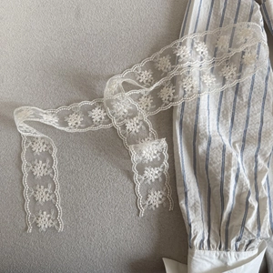 Forest style cream lace ribbon hair band with delicate floral embroidery and wavy edges