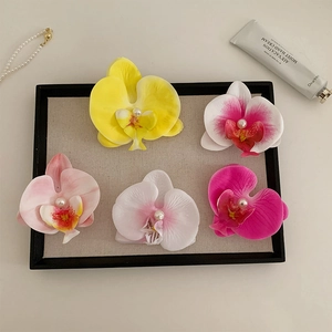 Vue détaillée de cinq pinces à cheveux orchidées en soie avec perles centrales