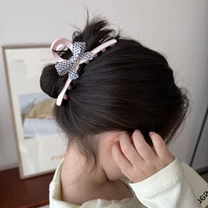 Pince à cheveux rose mat avec un nœud à pois gris et blancs pour coiffure de fille