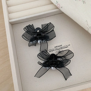 Elegante set di fermagli per capelli con fiocchi di organza nera e perle bianche