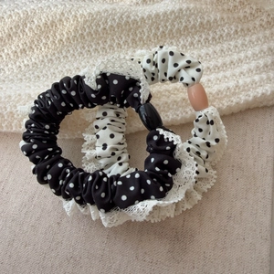 Détails des chouchous à pois avec bordure en dentelle blanche et perle décorative