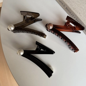 Three-piece set of Z-shaped large hair claws with pearls in black, brown and amber colors