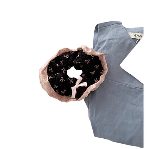 Chouchou en dentelle rose avec motif de nœud et nœud en satin pour coiffure douce