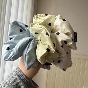 Lot de trois chouchous à pois en soie bleu, jaune et crème avec des étiquettes de mode