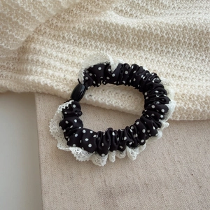 Chouchou noir à pois style français avec bords en dentelle et détail perle