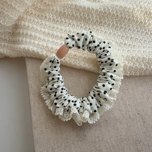 Chouchou mignon à pois blancs avec bordure en dentelle et détail en résine rose