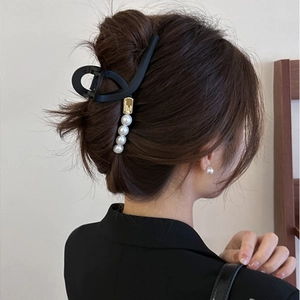 Eleganter mattschwarzer Haarklammer-Hai-Clip mit weißen Perlen für Damen Haar-Accessoires