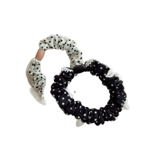 Lot de deux chouchous à pois et dentelle blanche pour coiffure élégante française