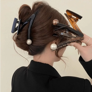 Elegant Z-shaped pearl hair claw clips in black and amber brown for women hair styling