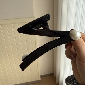 Minimalist black Z-shaped hair claw clip with large pearls and glossy finish