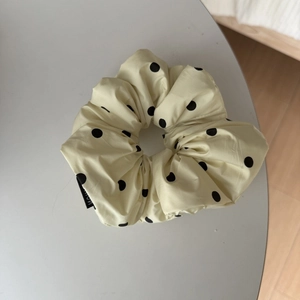 Chouchou style français jaune crème à pois noirs avec étiquette tissée latérale