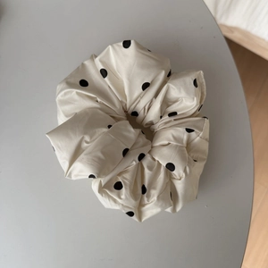 Chouchou en soie surdimensionné de style français avec motif à pois noir et blanc